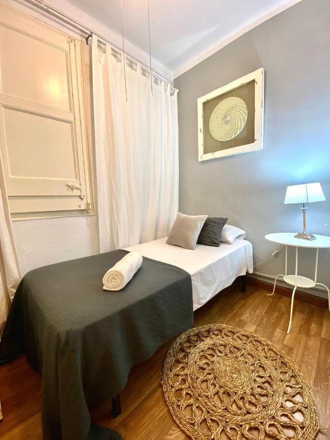 Alani Montjuic Hostel Barcelona Luaran gambar