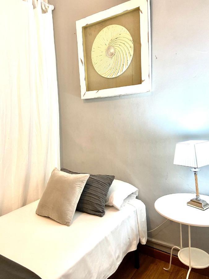 Alani Montjuic Hostel Barcelona Luaran gambar